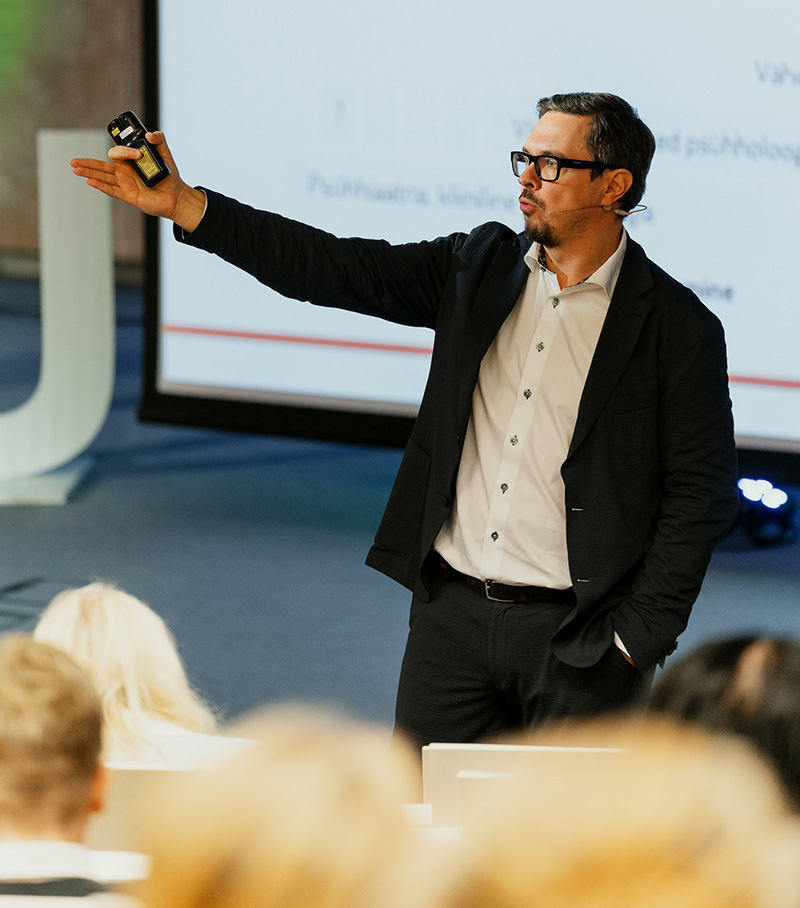 Erik Näitab